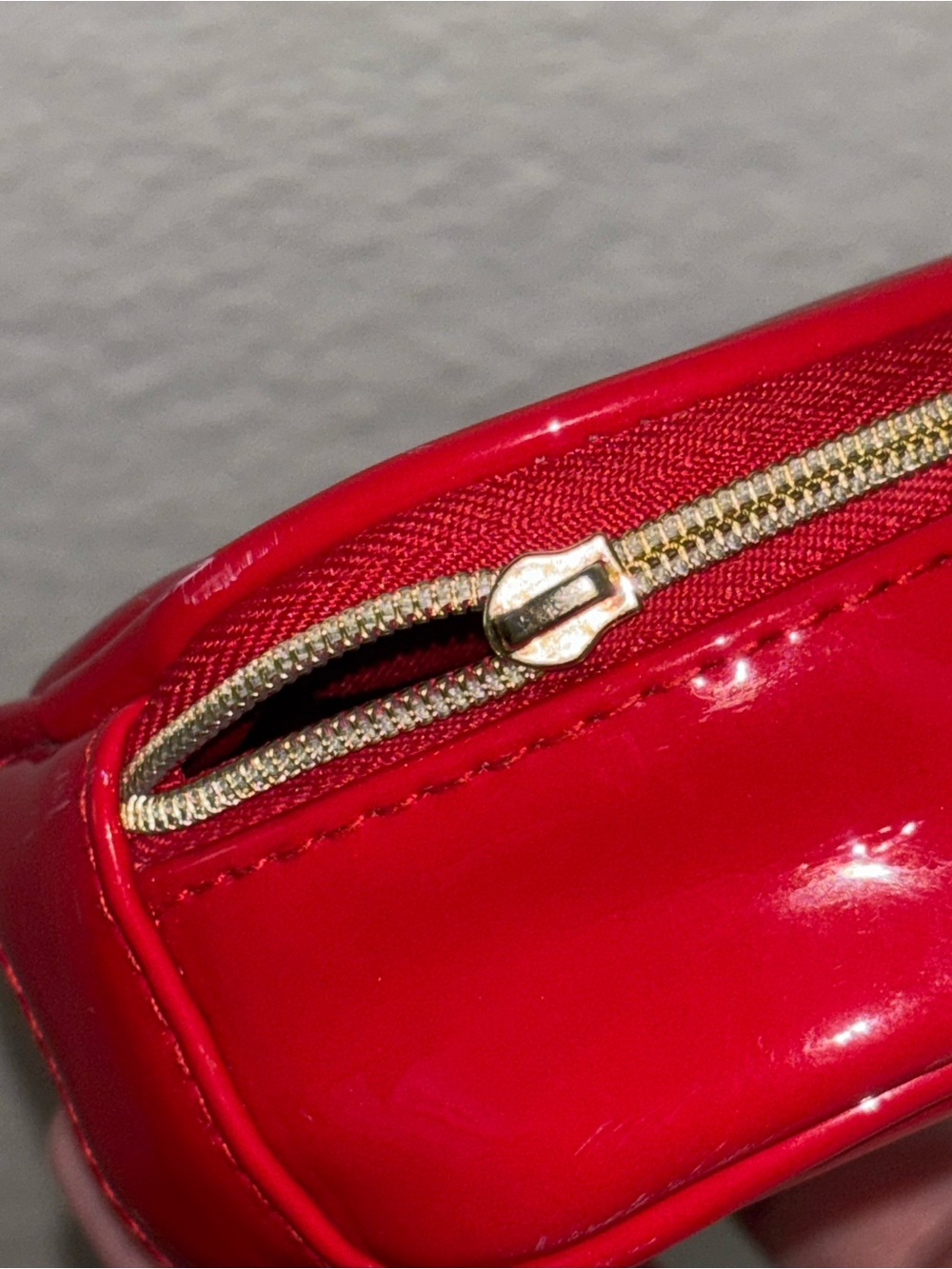 Marc Jacobs Red Round Crossbody Coin Pouch Purse Shoulder Bag - Picture 2 of 4